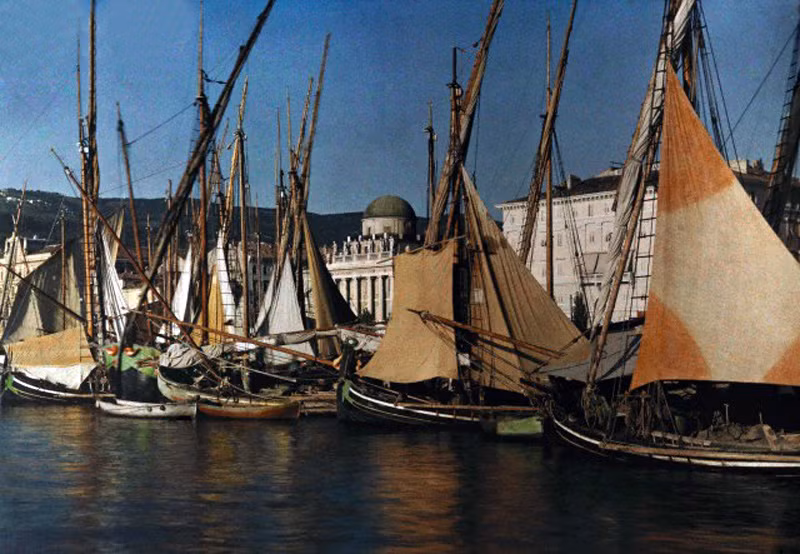 Thuyền đánh cá trên bến cảng của thành phố Trieste, tháng 8/1926. Ảnh: Hans Hildenbrand.