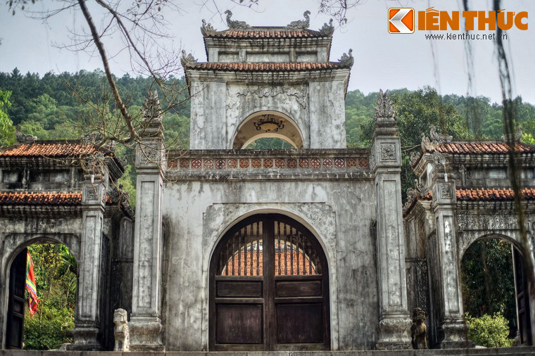 Đền được xây dựng vào thế kỷ 6, dưới thời vua Lý Nam Đế. Đền đã nhiều lần bị tàn phá trong các biến cố lịch sử của dân tộc, tới thời vua Minh Mạng thì đền được di chuyển về vị trí hiện tại và có diện mạo như ngày nay.