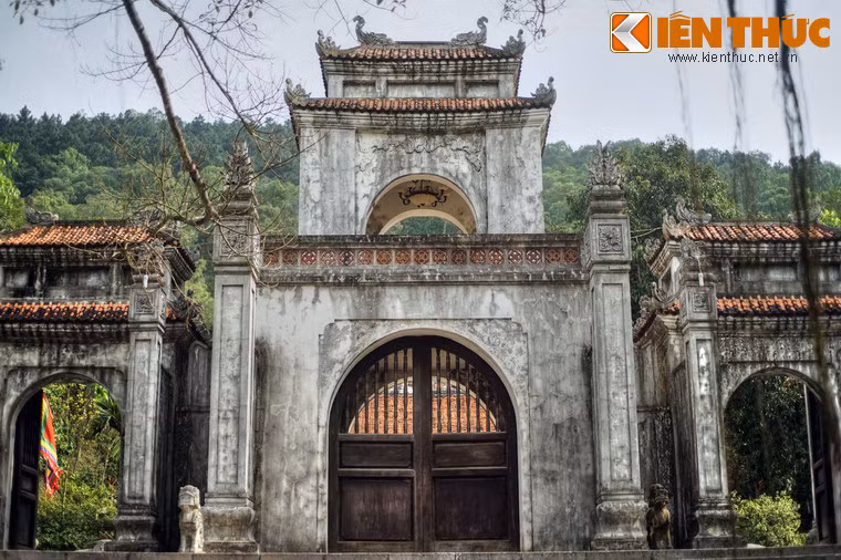 Đền được xây dựng vào thế kỷ 6, dưới thời vua Lý Nam Đế. Đền đã nhiều lần bị tàn phá trong các biến cố lịch sử của dân tộc, tới thời vua Minh Mạng thì đền được di chuyển về vị trí hiện tại và có diện mạo như ngày nay.