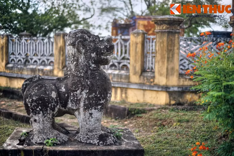 Bên ngoài khu mộ có đặt một số tượng sư tử có nguồn gốc từ thành Đồ Bàn xưa.