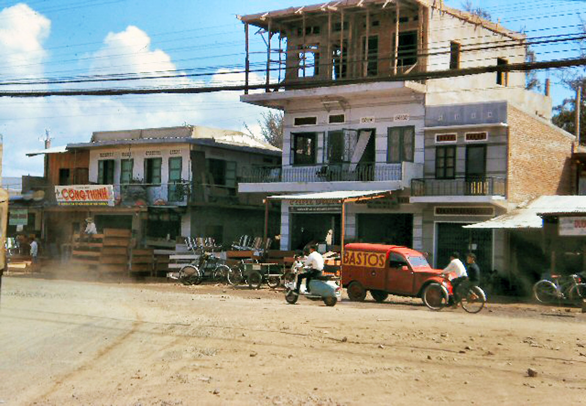 Những ngôi nhà mặt phố trên đường Lê Thánh Tôn. Ảnh: 459thsignal.org.