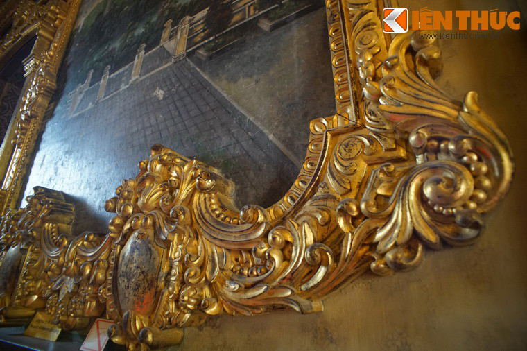 Dù được vẽ trực tiếp trên mặt tường nhưng tranh lại khung đắp nổi rất cầu kỳ, gây ấn tượng như tranh vẽ trên giá rồi lồng khung treo tường.