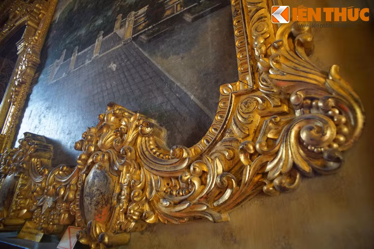 Dù được vẽ trực tiếp trên mặt tường nhưng tranh lại khung đắp nổi rất cầu kỳ, gây ấn tượng như tranh vẽ trên giá rồi lồng khung treo tường.