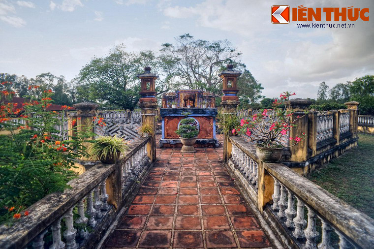 Sau lầu bát giác có một lối đi dẫn đến khu mộ.