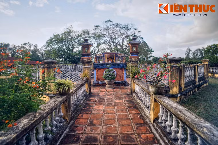 Sau lầu bát giác có một lối đi dẫn đến khu mộ.