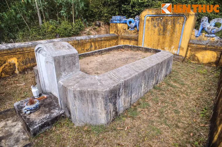 Mộ phần cụ Đào Tấn có hình chữ nhật vát bốn góc, xung quanh xây thành bê tông, ở giữa đổ đất.