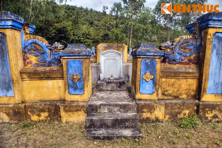 Cổng vào mộ là hai trụ thấp, hai bên có hai trụ cao hơn, trước có hai câu đối của Hà Đĩnh tướng công nhưng nay không còn nữa.