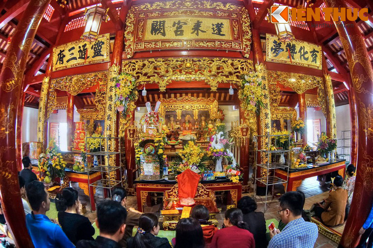 Các điện thờ của đền Ông Hoàng Mười được bài trí tôn nghiêm, luôn nghi ngút khói hương và đầy ắp đồ lễ.