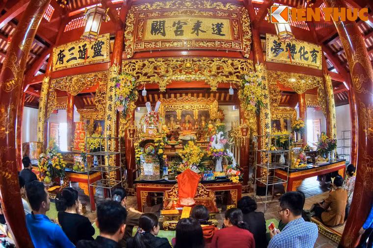 Các điện thờ của đền Ông Hoàng Mười được bài trí tôn nghiêm, luôn nghi ngút khói hương và đầy ắp đồ lễ.