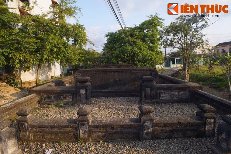 Lăng mộ có quy mô khá lớn với bình đồ hình chữ nhật, rộng 10,5 mét, dài 20 mét, xây dựng bằng hợp chất kết hợp với gạch, đá.