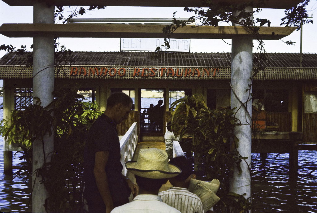 "Nhà hàng Bamboo có đồ ăn ngon và vị trí rất đẹp bên bờ sông gần khách sạn Grand", ông Bruce Tester chia sẻ. Ảnh: Bruce Tester.