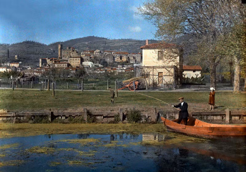 Người đàn ông câu cá trên hồ Bolsena, một hồ nước hình thành từ núi lửa của Italia, 1934. Ảnh: Hans Hildenbrand.