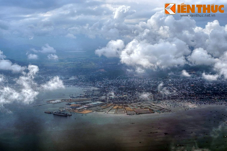 Toàn cảnh khu vực trung tâm TP Cam Ranh nhìn từ máy bay. Phần đất nhô ra biển thuộc địa phận phường Cam Linh với cảng Ba Ngòi ở bên trái.