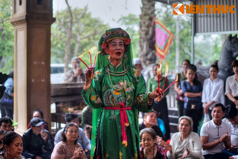 Đền Ông Hoàng Mười có hai kỳ lễ hội lớn là lễ hội khai điểm vào rằm tháng 3 và lễ hội giỗ ông Hoàng Mười từ ngày 8-11/10 Âm lịch. Do nổi tiếng linh thiêng, không chỉ trong ngày lễ hội mà quanh năm du khách mọi miền tụ hội về đây để nguyện cầu những điều an lành, hạnh phúc.