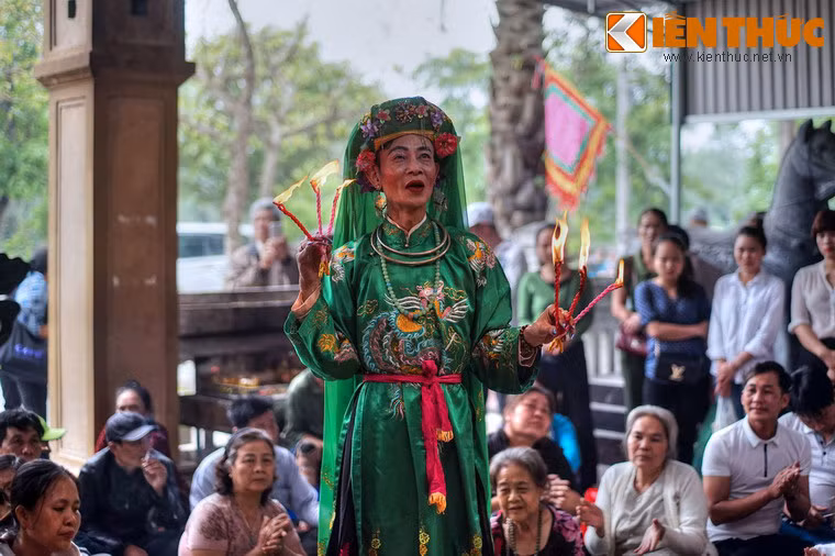 Đền Ông Hoàng Mười có hai kỳ lễ hội lớn là lễ hội khai điểm vào rằm tháng 3 và lễ hội giỗ ông Hoàng Mười từ ngày 8-11/10 Âm lịch. Do nổi tiếng linh thiêng, không chỉ trong ngày lễ hội mà quanh năm du khách mọi miền tụ hội về đây để nguyện cầu những điều an lành, hạnh phúc.