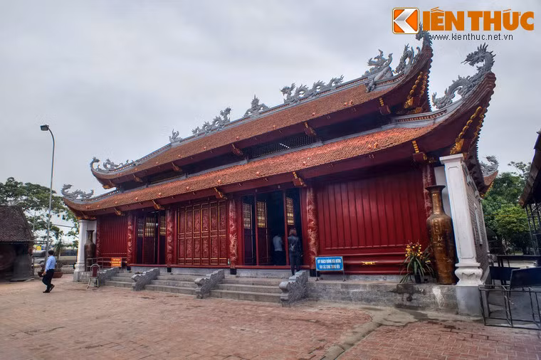 Hiện tại, đền tọa lạc trong khuôn viên rộng khoảng 1 ha. Khu đền chính gồm có ba tòa điện, từ trước đến sau là Thượng điện, Trung điện và Hạ điện. Các công trình này mang kiến trúc đền chùa thời nhà Nguyễn.