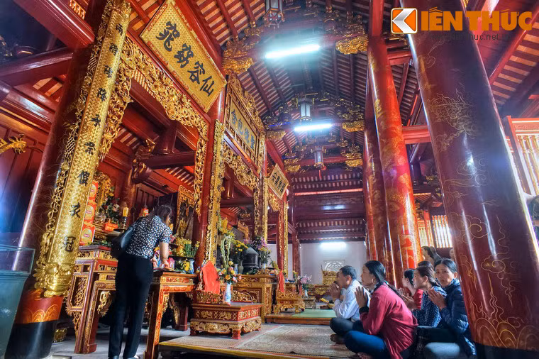 Một truyền thuyết dân gian lưu truyền ở xứ Nghệ thì cho rằng Ông Hoàng Mười là con của Vua Cha Bát Hải Động Đình, vốn là thiên quan trên Đế Đình, thần tiên trong chốn Đào Nguyên. Theo lệnh thiên đình, ông giáng trần để giúp dân, giúp nước...