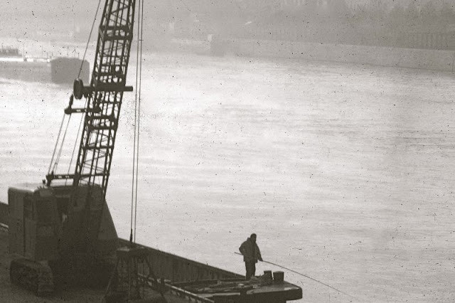 Người đàn ông câu cá bên bờ sông Seine. Ảnh: JAYL38 Flickr.