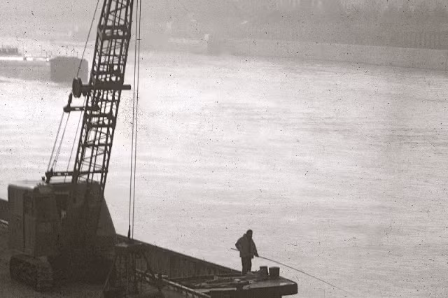 Người đàn ông câu cá bên bờ sông Seine. Ảnh: JAYL38 Flickr.