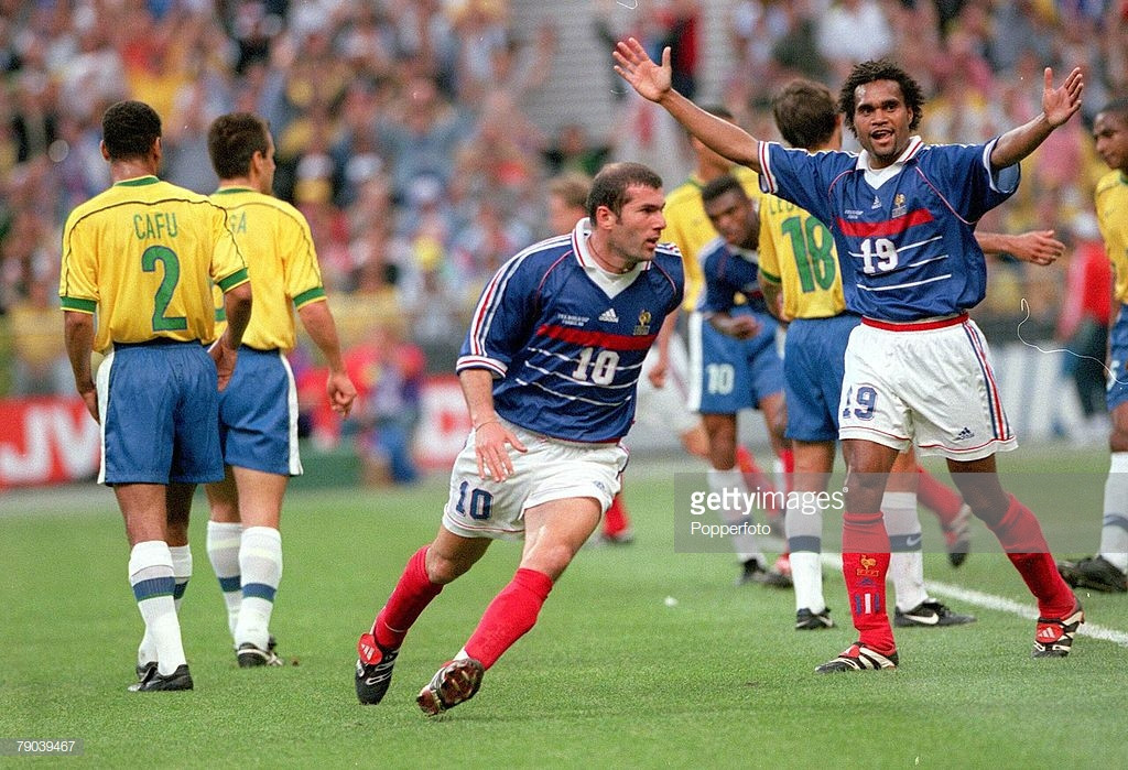 Trong trận cầu lịch sử này, Zinedine Zidane thi đấu đặc biệt xuất sắc. Anh ghi thêm một bàn vào phút 46+1. Ảnh: Getty.