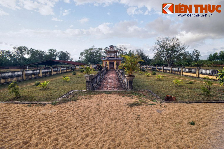 Phía sau cửa lăng có một nền sân hình chữ nhật, trên phủ cát, là nền móng một công trình cũ trong thành. Cuối sân có lối đi dẫn đến tòa lầu bát giác.