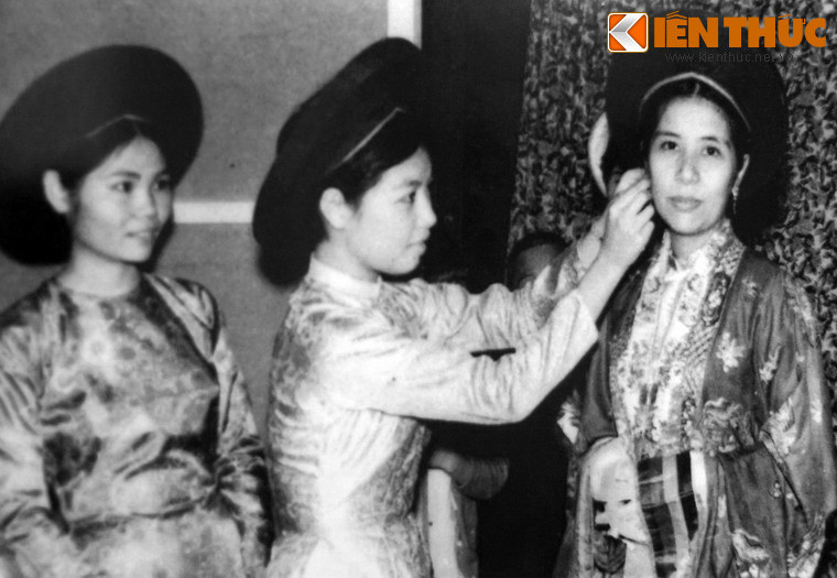 Phù dâu chuẩn bị trang phục cho cô dâu trong đám cưới của cố họa sĩ Vinh Phối và bà Thạch Huệ, 9/3/1969, nay ở phường Phú Cát, TP Huế.