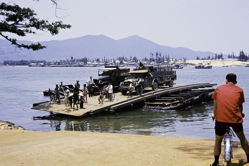 Một chuyến phà qua sông Hàn cập bến. Ảnh: Bruce Tester.