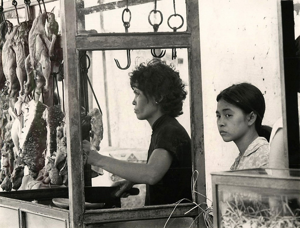 Xe bán thịt quay lưu động ở Chợ Lớn năm 1966. Ảnh tư liệu.