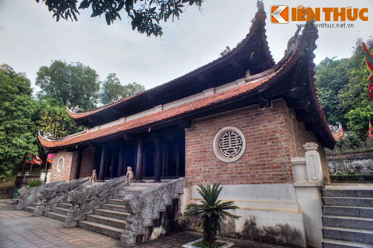 Phía sau tòa tiền đường là trung đường, một kiến trúc ba gian, hai chái, có hai tầng mái cong, bốn vì kèo gỗ cấu trúc “giá chiêng chồng rường kẻ bẩy”, trang trí đề tài tứ linh, hình hoa lá, vân mây, rồng hóa...