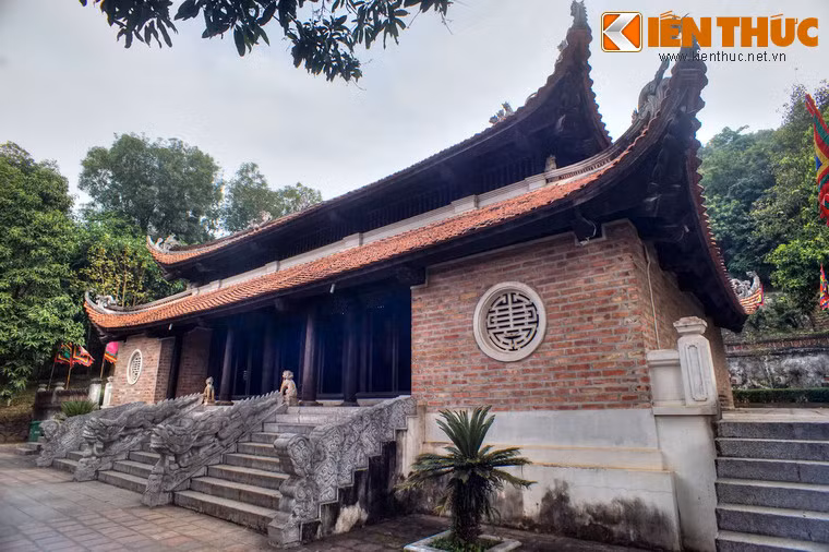 Phía sau tòa tiền đường là trung đường, một kiến trúc ba gian, hai chái, có hai tầng mái cong, bốn vì kèo gỗ cấu trúc “giá chiêng chồng rường kẻ bẩy”, trang trí đề tài tứ linh, hình hoa lá, vân mây, rồng hóa...