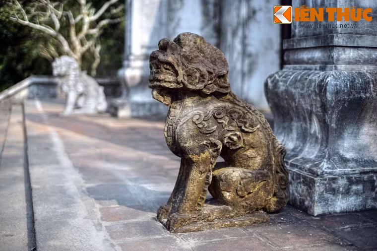 Hai bên cửa chính của nghi môn nội đặt hai tượng nghê chầu cổ bằng đá rất đẹp.