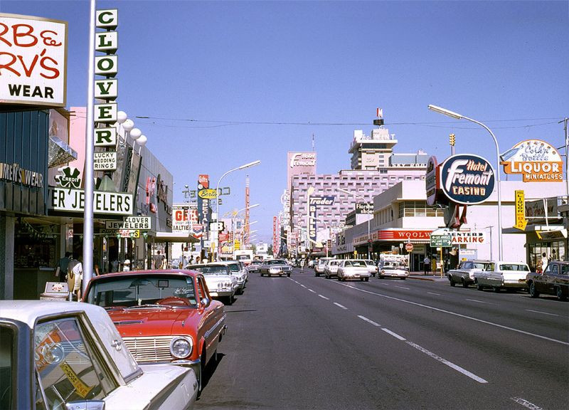 Trên đường Fremont, Las Vegas năm 1965. Ảnh: Vintag.