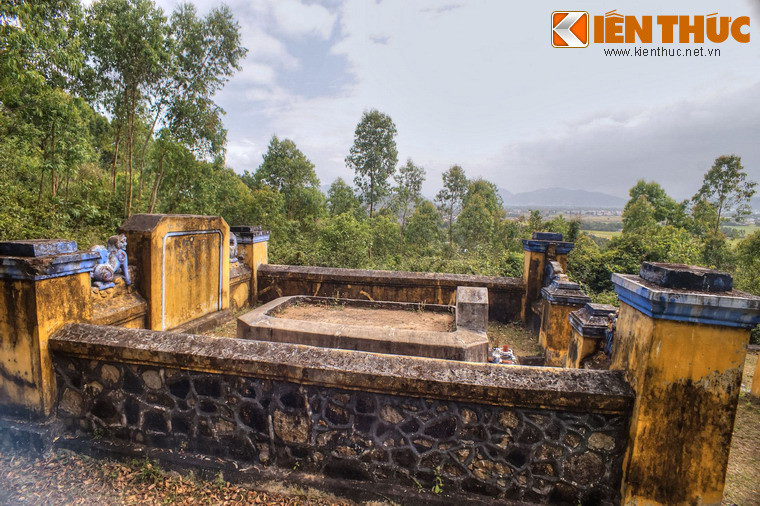 Về kiến trúc, phía ngoài mộ cụ Đào Tấn được bao bọc bằng một vòng bờ thành dài 10m, rộng 6m.