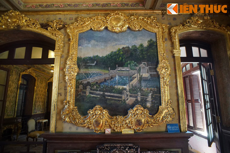 Tranh lăng Thiệu Trị nằm cùng mặt tường với tranh lăng Gia Long. Góc nhìn của bức tranh này là từ vườn hoa sau lầu Đức Hinh hướng về Bửu Thành của lăng Thiệu Trị.