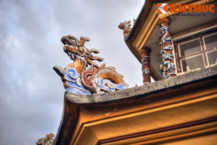 Biết không thể cứu thánh, ông cho người trao cho Trần Quang Diệu một bức thư xin tha chết cho quân sĩ trong thành. Sau đó ông tự thiêu để giữ khí tiết. Ngô Tùng Châu cũng dùng thuốc độc tự vẫn theo chủ tướng. Đó là ngày 7/7/1801.