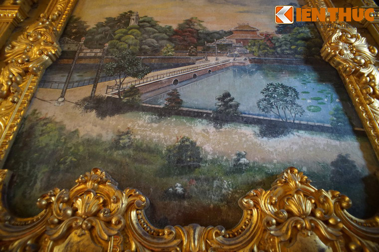 Theo sử sách, cung An Định được xây dựng năm 1918. Vì vậy, những bức tranh tường được vẽ vào khoảng thời điểm năm 1918 trở về sau, đến nay đã ngót nghét 100 tuổi.