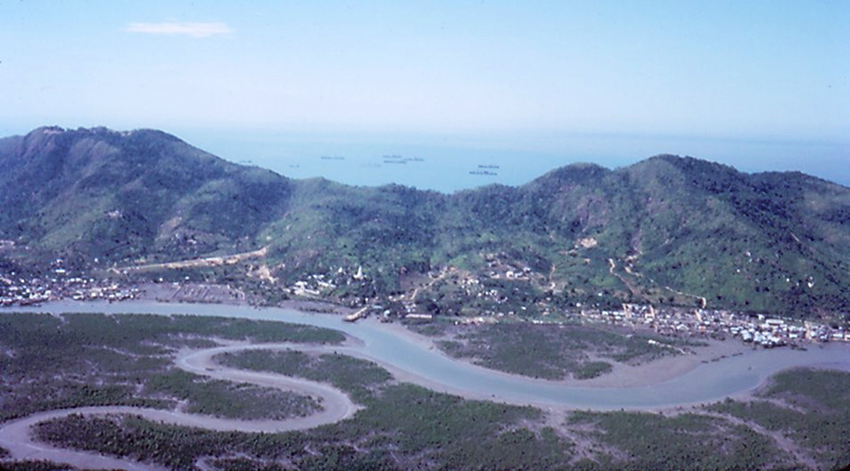 Núi Lớn Vũng Tàu, ở giữa là bến Đá và Thích Ca Phật Đài. Ảnh: Rod O' Dell.