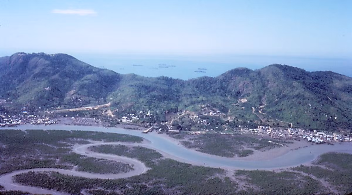 Núi Lớn Vũng Tàu, ở giữa là bến Đá và Thích Ca Phật Đài. Ảnh: Rod O' Dell.