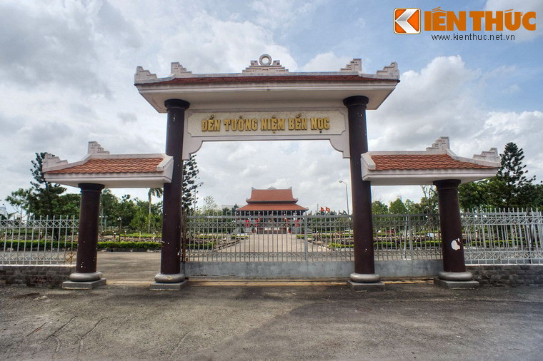 Nằm ở đường Lê Văn Việt, phường Tăng Nhơn Phú, Quận 9, TP HCM, đền tưởng niệm Bến Nọc ghi dấu một nỗi đau lớn của nhân dân miền Nam trong cuộc kháng chiến chống Pháp.