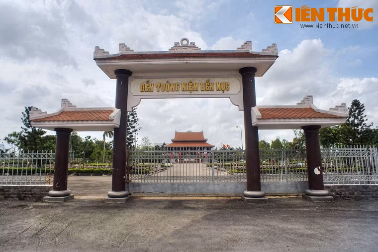 Nằm ở đường Lê Văn Việt, phường Tăng Nhơn Phú, Quận 9, TP HCM, đền tưởng niệm Bến Nọc ghi dấu một nỗi đau lớn của nhân dân miền Nam trong cuộc kháng chiến chống Pháp.