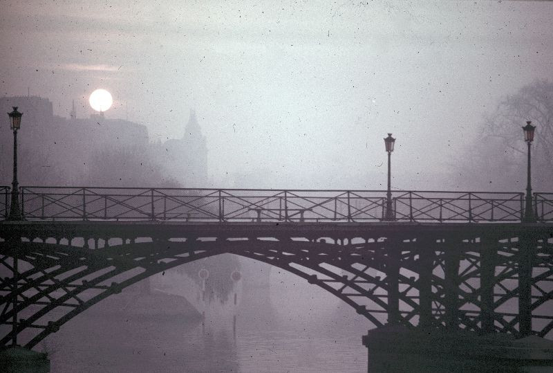 Cầu Nghệ thuật, cây cầu dẫn vào cung điện Louvre. Ảnh: JAYL38 Flickr.