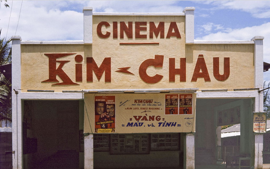 Mặt tiền rạp Kim Châu (nay là rạp Lê Độ, 46 Trần Phú). "Phim được chiếu là phim Mỹ nhưng lồng tiếng Pháp và phụ đề tiếng Việt. Thử tưởng tượng sự bối rối của tôi khi cố đọc nhịp môi của diễn viên Mỹ trong lúc nghe tiếng Pháp và đọc phụ đề Việt", ông Bruce Tester chia sẻ. Ảnh: Bruce Tester.