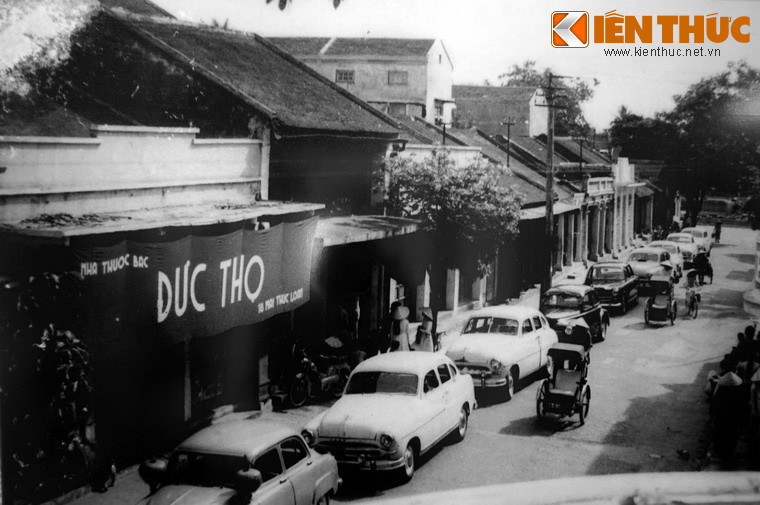 Đoàn xe rước dâu họ nhà trai trong đám cưới ông Lê Văn Kính và bà Nguyễn Như Chi, ngày 1/8/1961, nay ở phường Phú Hòa, TP Huế.