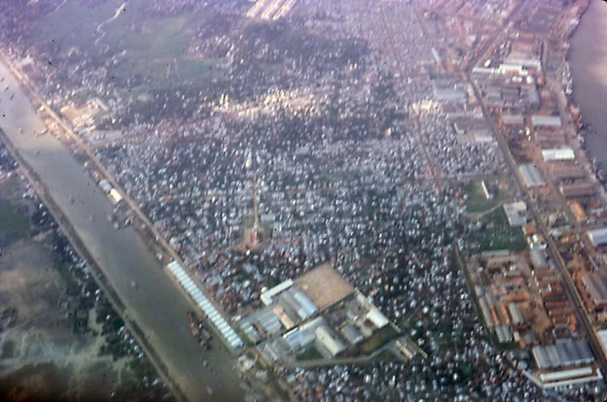 Kênh Tẻ nằm giữa quận 7 (trái) và quận 4 (phải) của Sài Gòn. Ảnh: Rod O' Dell.