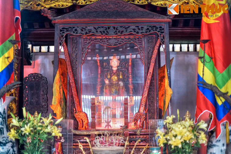 Chính giữa hậu cung có tượng Vua Bà ngồi trên ngai. Bên phải thờ phụ thân của bà, bên trái thờ phụ mẫu của bà.