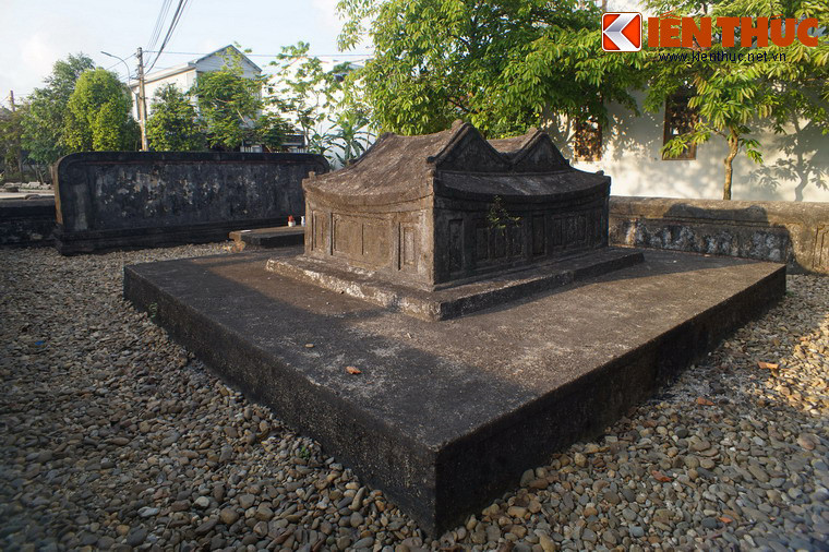 Theo sử sách, cụ Phan Tiến Cẩn sinh năm 1752 tại huyện Hương Trà, phủ Thừa Thiên (nay là phường An Hòa, thành phố Huế). Cụ làm quan đến chức Hữu Tham tri Công bộ, được phong tước Cẩn Tín hầu.