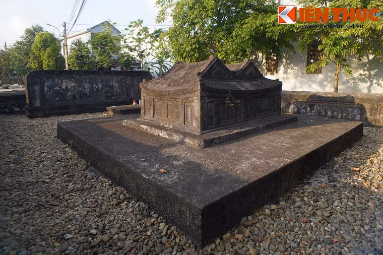 Theo sử sách, cụ Phan Tiến Cẩn sinh năm 1752 tại huyện Hương Trà, phủ Thừa Thiên (nay là phường An Hòa, thành phố Huế). Cụ làm quan đến chức Hữu Tham tri Công bộ, được phong tước Cẩn Tín hầu.