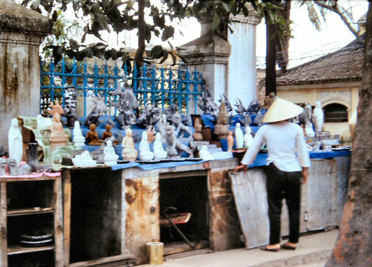Cửa hàng bán tượng thờ trên vỉa hè Nha Trang. Ảnh: 459thsignal.org.
