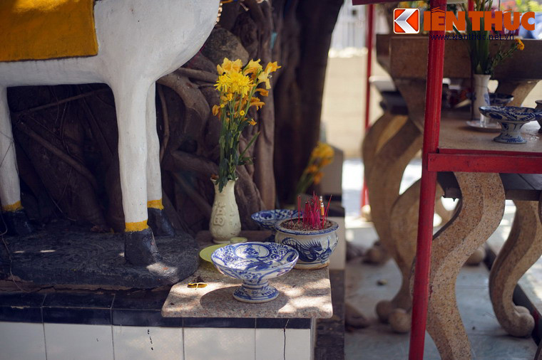 Theo lời người dân địa phương, vào giai đoạn trước năm 1975, ngôi mộ là nơi chứng giám cho những lời thề độc, giao ước hoặc kết nghĩa tình huynh đệ của những kẻ sĩ, các tay giang hồ…