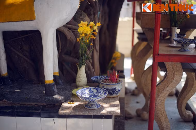 Theo lời người dân địa phương, vào giai đoạn trước năm 1975, ngôi mộ là nơi chứng giám cho những lời thề độc, giao ước hoặc kết nghĩa tình huynh đệ của những kẻ sĩ, các tay giang hồ…